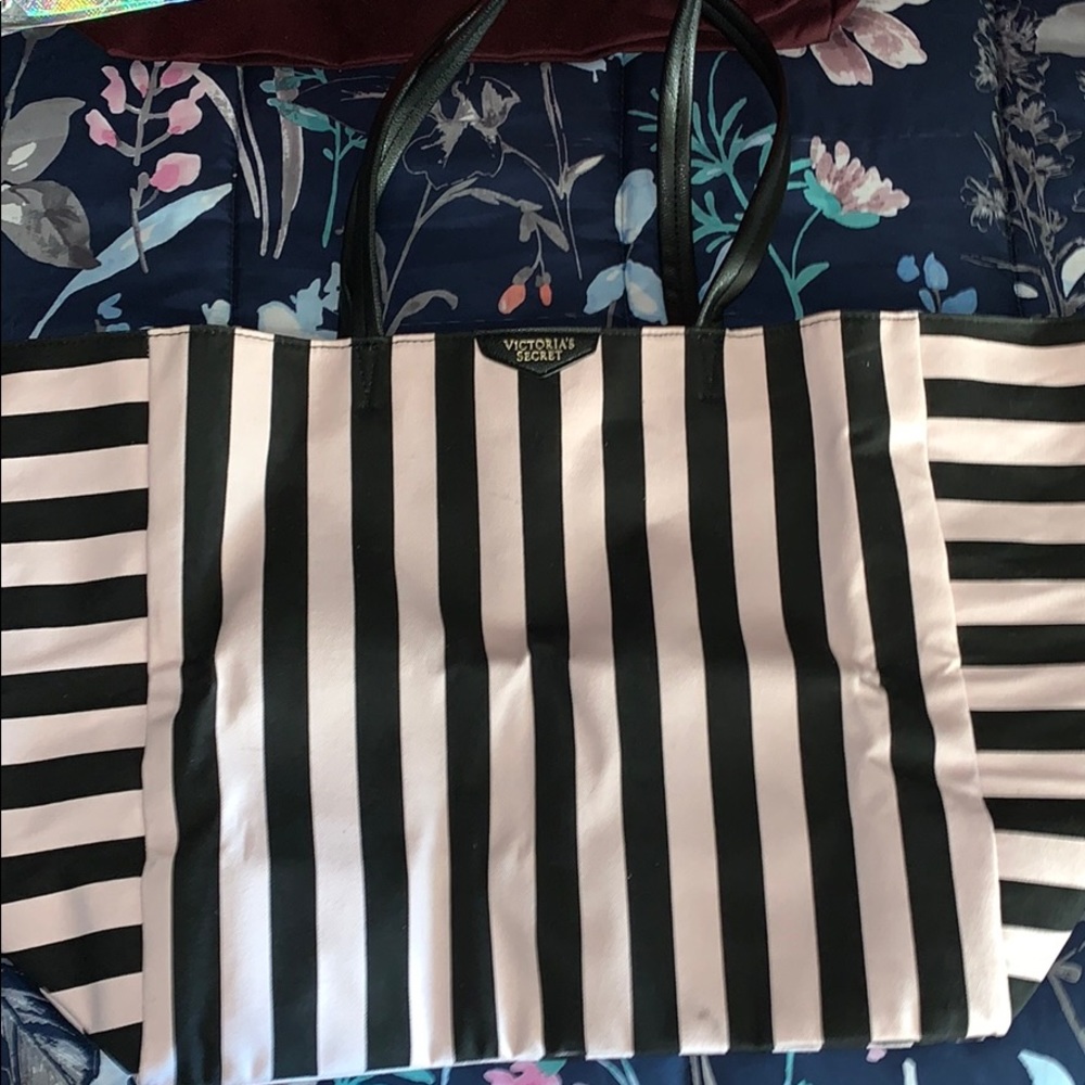 New VS tote